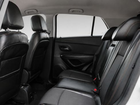 Used 2020 Chevrolet Trax LT w/ LT Convenience Package FWD image 17