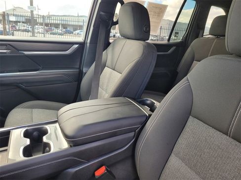 Used 2025 GMC Acadia Elevation image 17