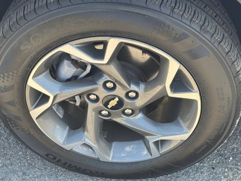 Used 2025 Chevrolet Trax LT FWD image 22