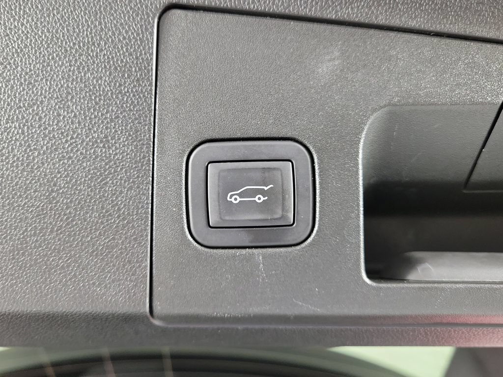 Used 2025 Cadillac XT4 Premium Luxury FWD image 9