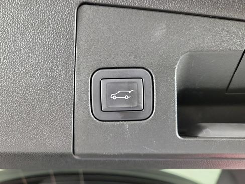 Used 2025 Cadillac XT4 Premium Luxury FWD image 9