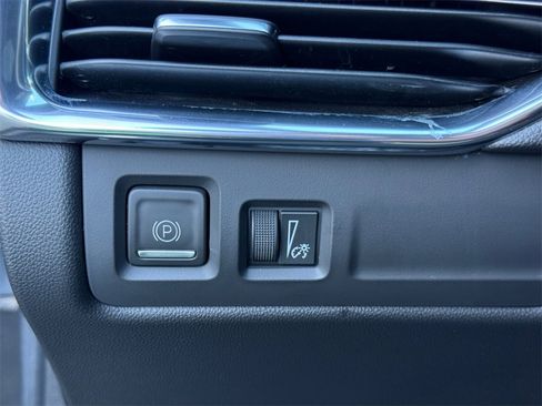 Used 2022 Cadillac XT4 Luxury w/ Cold Weather Package image 21