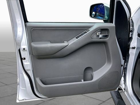 Used 2011 Nissan Frontier SL RWD image 20