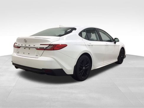 Used 2025 Toyota Camry SE image 3