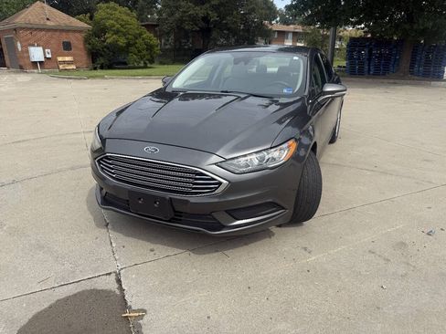 Used 2018 Ford Fusion SE FWD image 2