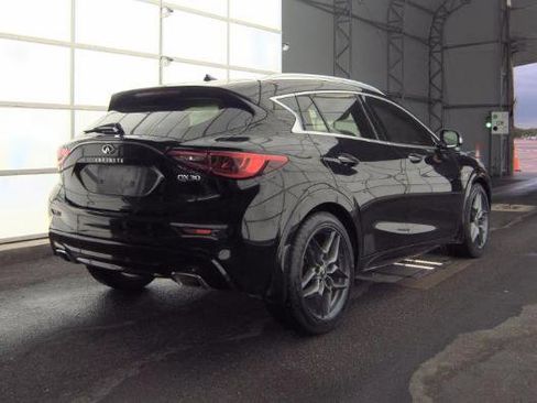 Used 2017 INFINITI QX30 Premium w/ Navigation Package FWD image 2