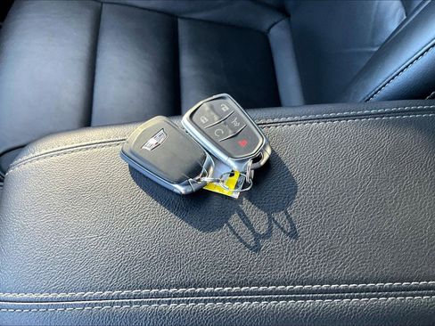 Used 2023 Cadillac XT4 Premium Luxury image 10