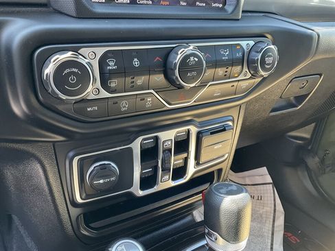 Used 2021 Jeep Wrangler Unlimited Sahara AWD/4WD image 28