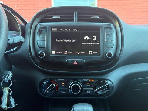 Used 2025 Kia Soul LX w/ LX Technology Package FWD image 17