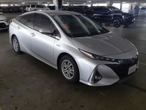 Used 2017 Toyota Prius Prime Advanced w/ Preferred Accessory Package FWD image 1