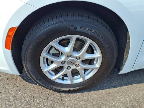 Used 2023 Chrysler Pacifica Touring-L FWD image 9