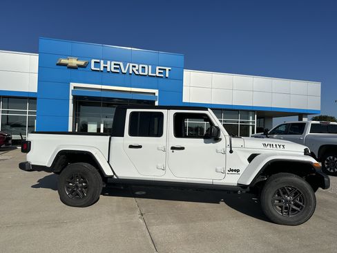 Used 2022 Jeep Gladiator Sport AWD/4WD image 2