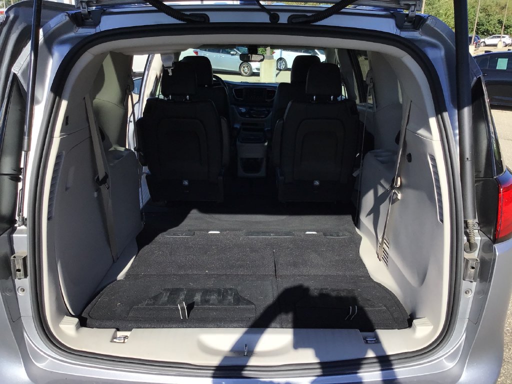 Used 2020 Chrysler Pacifica Touring-L FWD image 38