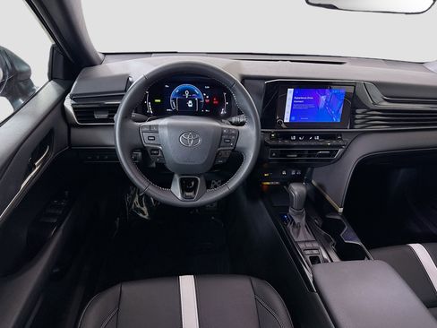 Used 2025 Toyota Camry SE w/ Convenience Package image 17