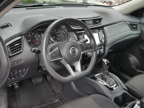 Used 2017 Nissan Rogue SV w/ SV Premium Package AWD/4WD image 4