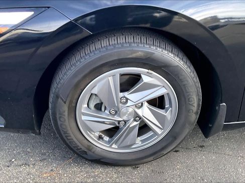 Used 2024 Hyundai Elantra SE image 12