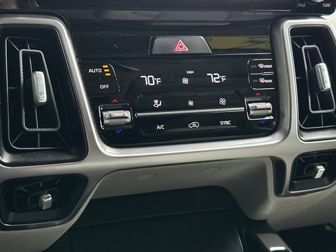 Used 2022 Kia Sorento EX w/ Panoramic Sunroof Package image 29