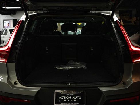 Used 2023 Volvo XC40 B4 Ultimate image 7