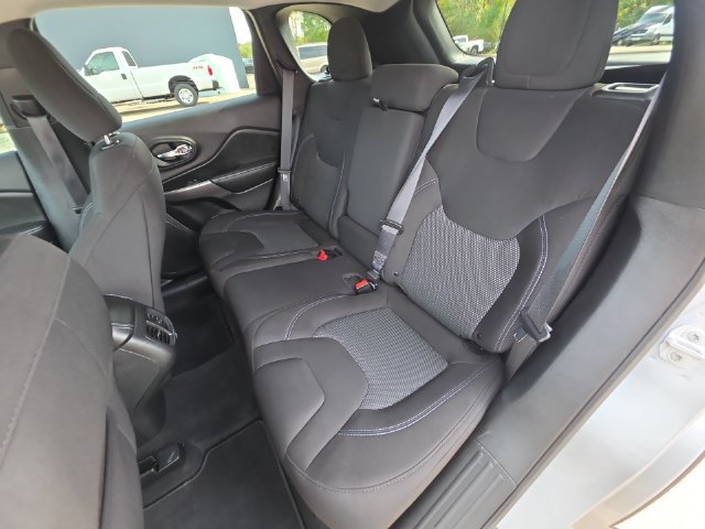 Used 2019 Jeep Cherokee Latitude w/ Popular Appearance Group AWD/4WD image 22