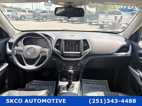 Used 2018 Jeep Cherokee Latitude Plus AWD/4WD image 15