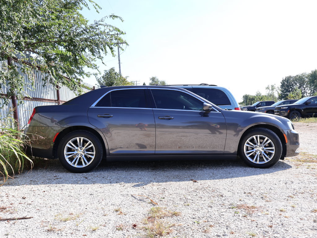 Used 2019 Chrysler 300 Touring w/ Driver Convenience Group RWD image 19