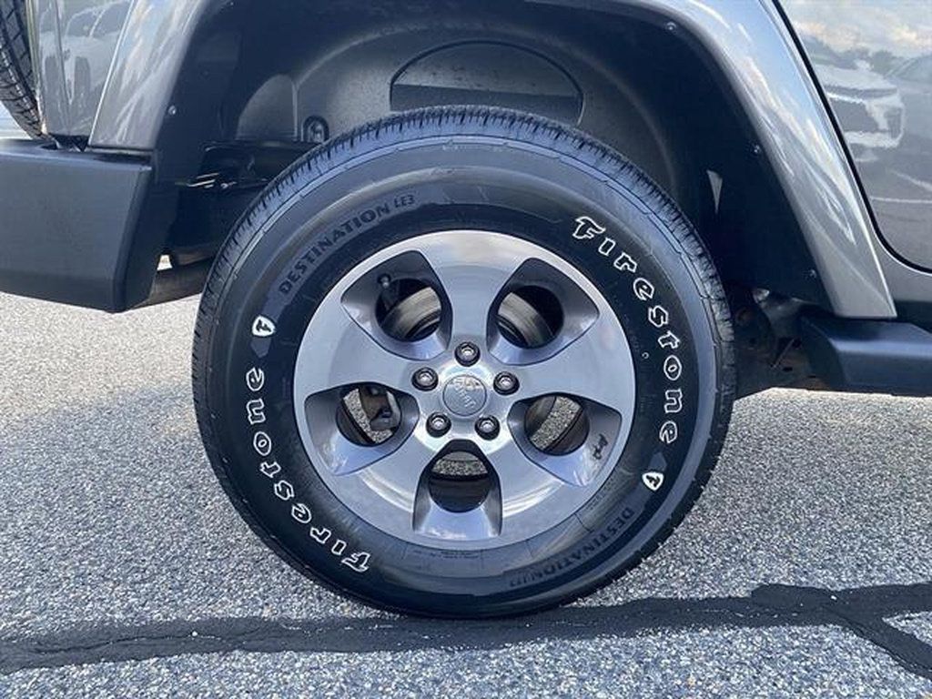 Used 2017 Jeep Wrangler Unlimited Sahara w/ Connectivity Group AWD/4WD image 29