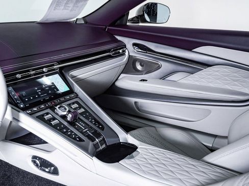 Used 2024 Aston Martin DB12 Coupe image 27