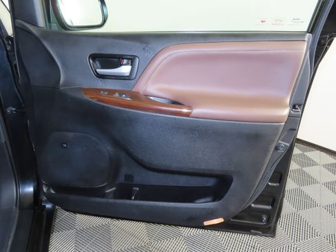 Used 2015 Toyota Sienna Limited image 37