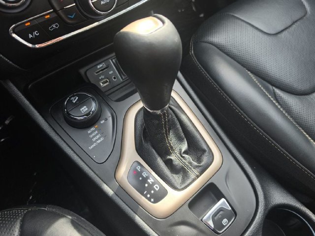 Used 2015 Jeep Cherokee Limited w/ Luxury Group AWD/4WD image 35