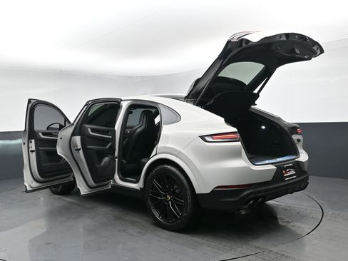 Used 2024 Porsche Cayenne Coupe image 32