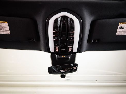 Certified 2023 Porsche Macan AWD/4WD image 20