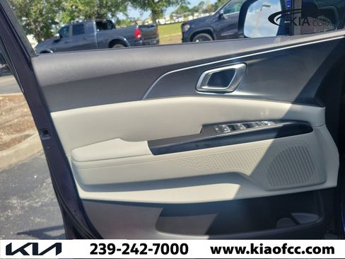 Certified 2023 Kia Carnival LX FWD image 24