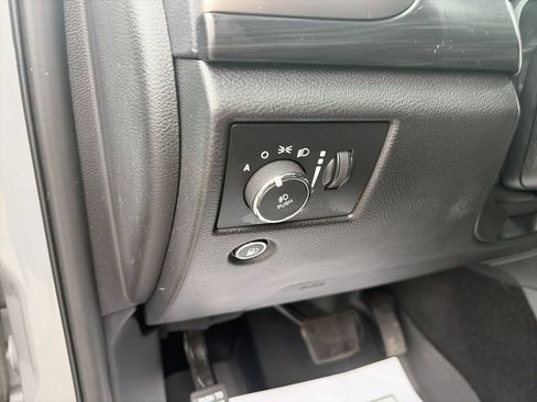 Used 2019 Jeep Grand Cherokee Altitude AWD/4WD image 19