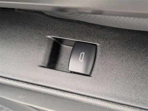 Certified 2025 Chevrolet Equinox EV LT image 34