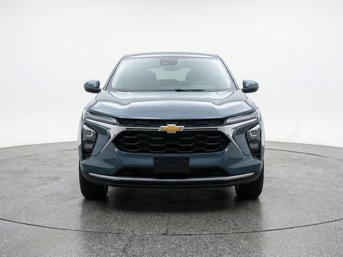 Used 2025 Chevrolet Trax LT image 2