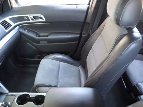 Used 2015 Ford Explorer XLT w/ Equipment Group 202B FWD image 19