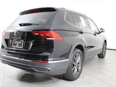 Used 2023 Volkswagen Tiguan SE w/ Panoramic Sunroof Package image 9