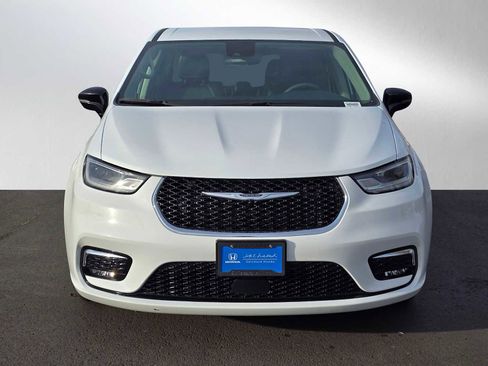 Used 2024 Chrysler Pacifica Select image 8