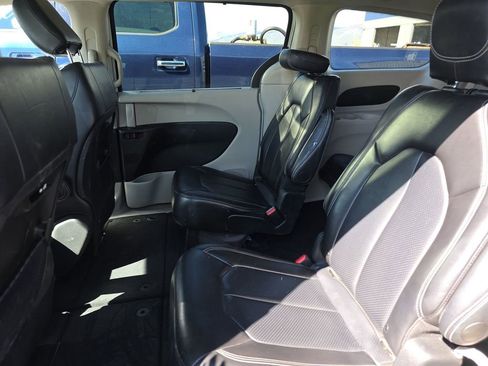 Used 2024 Chrysler Pacifica Touring-L FWD image 11