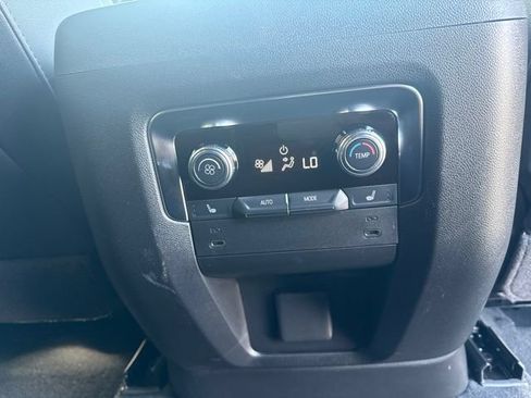 Used 2025 GMC Yukon XL AT4 w/ AT4 Premium Package AWD/4WD image 21