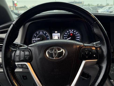 Used 2016 Toyota Sienna XLE w/ XLE Navigation Package FWD image 15