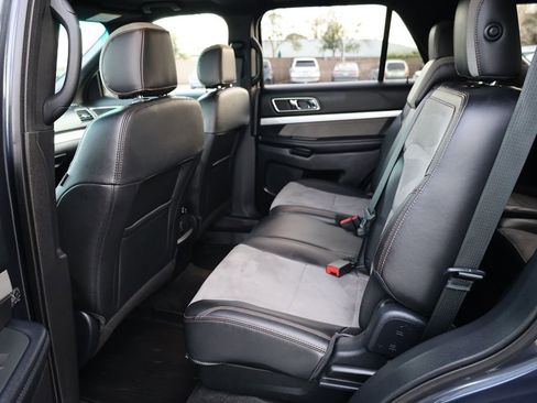 Used 2017 Ford Explorer XLT w/ Equipment Group 202A image 11