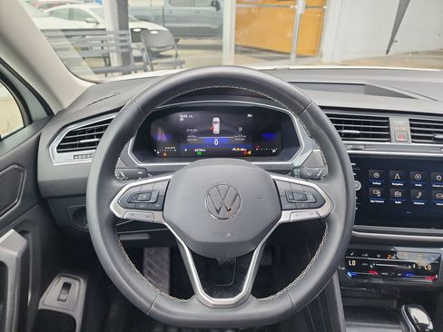 Used 2024 Volkswagen Tiguan SE AWD/4WD image 19