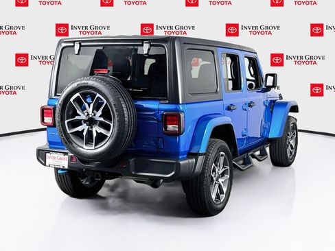Used 2024 Jeep Wrangler Unlimited w/ Convenience Group AWD/4WD image 5