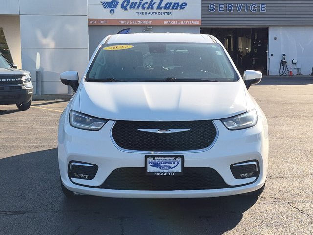 Used 2023 Chrysler Pacifica Touring-L FWD image 2