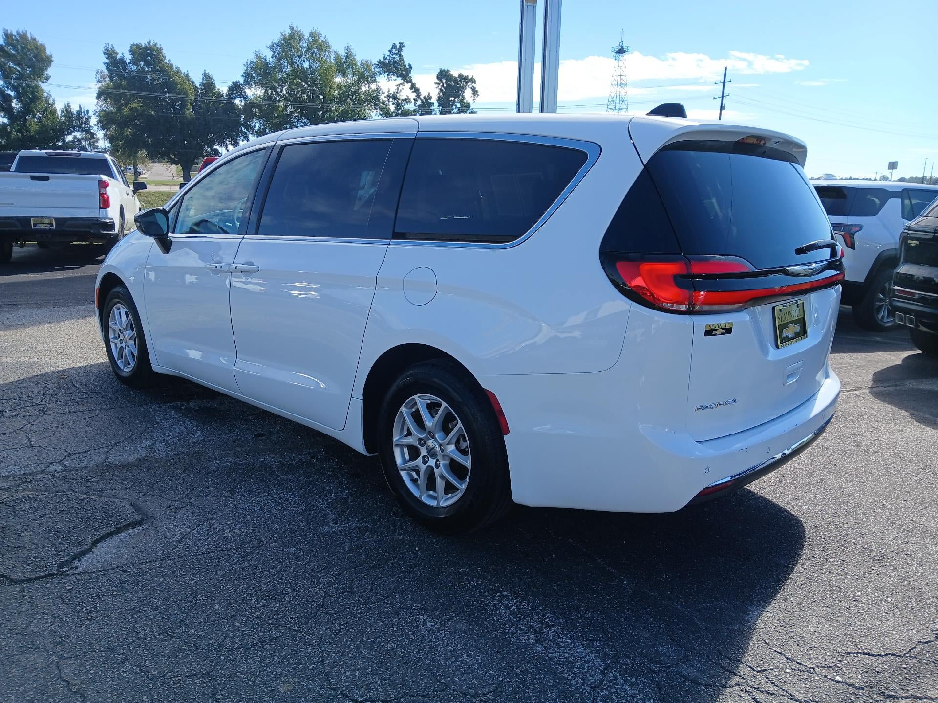 Used 2024 Chrysler Pacifica Touring-L FWD image 3
