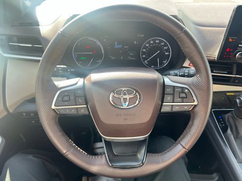 Used 2023 Toyota Sienna Platinum image 18