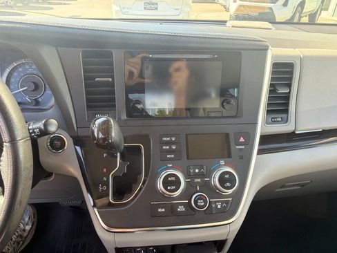 Used 2017 Toyota Sienna XLE Premium w/ Outdoor Package AWD/4WD image 19