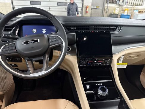 New 2025 Jeep Grand Cherokee Limited w/ Black Appearance Package image 12