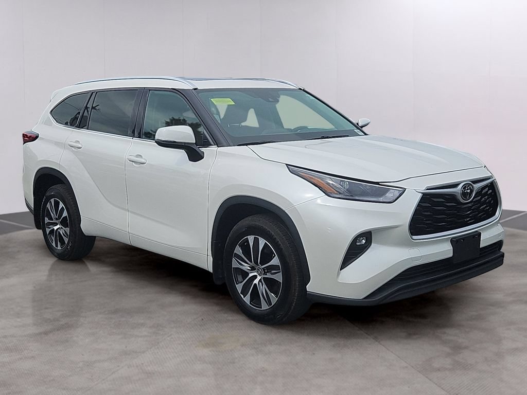 Used 2021 Toyota Highlander XLE AWD/4WD image 3